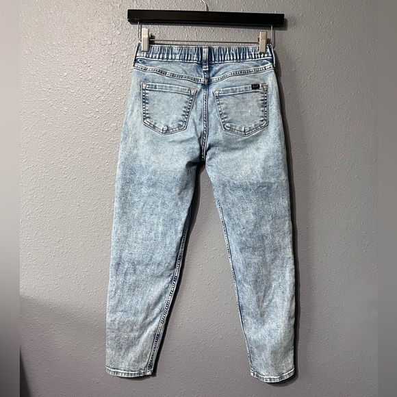 Abercrombie Kids High-Rise Mini Mom Girls Jeans Sz 9/10 (L) Long Light Wash EUC - Picture 2 of 5